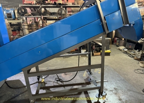 Het laatste nieuws van het bedrijf over Verplaatsbare & Hoogte verstelbare Output Conveyor voor de afval recycling Shredder Crusher, Rotary Blades Mill