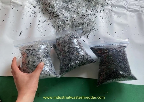 Het laatste nieuws van het bedrijf over Ledermolen PVB Films Crusher Proef, Taiwan Klant Stuur ons Materialen om te maken Shredding Test, 10mm Sieve