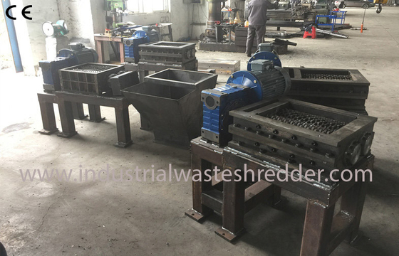 Goede prijs. De dubbele Machine van de Schacht Kleine Plastic Ontvezelmachine, Plastic de Machine Ruimtebesparing van de Flessenontvezelmachine online